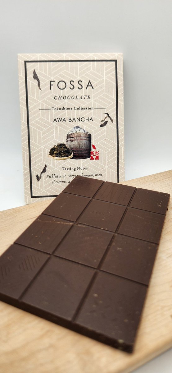 Tea12082's tweet image. FOSSA CHOCOLATE 
徳島コレクション
阿波晩茶

発売したときはお茶チョコとしてまさかのラインナップだなと驚いた記憶があります。
舌で溶かしながら食べると阿波晩茶の香りが繊細に感じ取れます。乳酸菌のような酸味と晩茶独特の風味や渋みもあります。
#fossachocolate