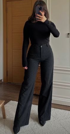 heypokechu's tweet photo. kızlar fotoğraflardaki gibi üst kısmı sıkı altlara doğru bollaşan kumaş pantolon öneriniz var mı 😔😔 https://t.co/op6KRdkcpL