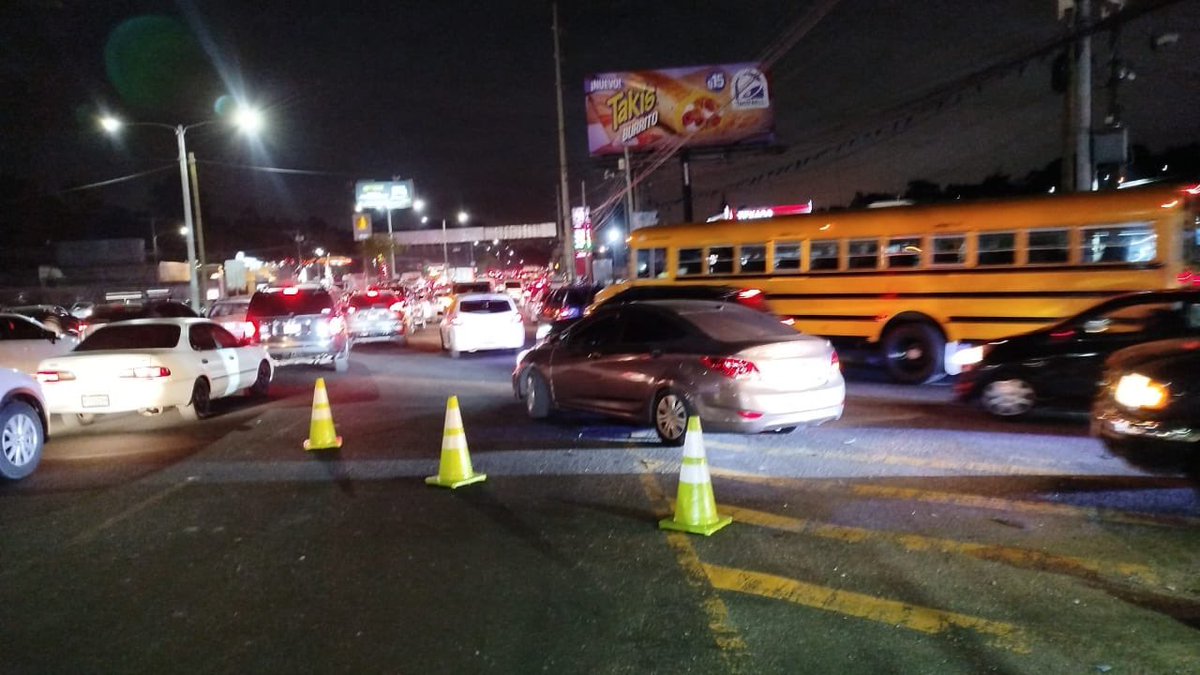 PMT_VILLANUEVA's tweet image. Salida de bulevar #Catalina con alta carga vehicular en incorporación al km. 15 ruta CA-9 #PMTVillaNueva mantiene regulación y ordenamiento de tránsito.