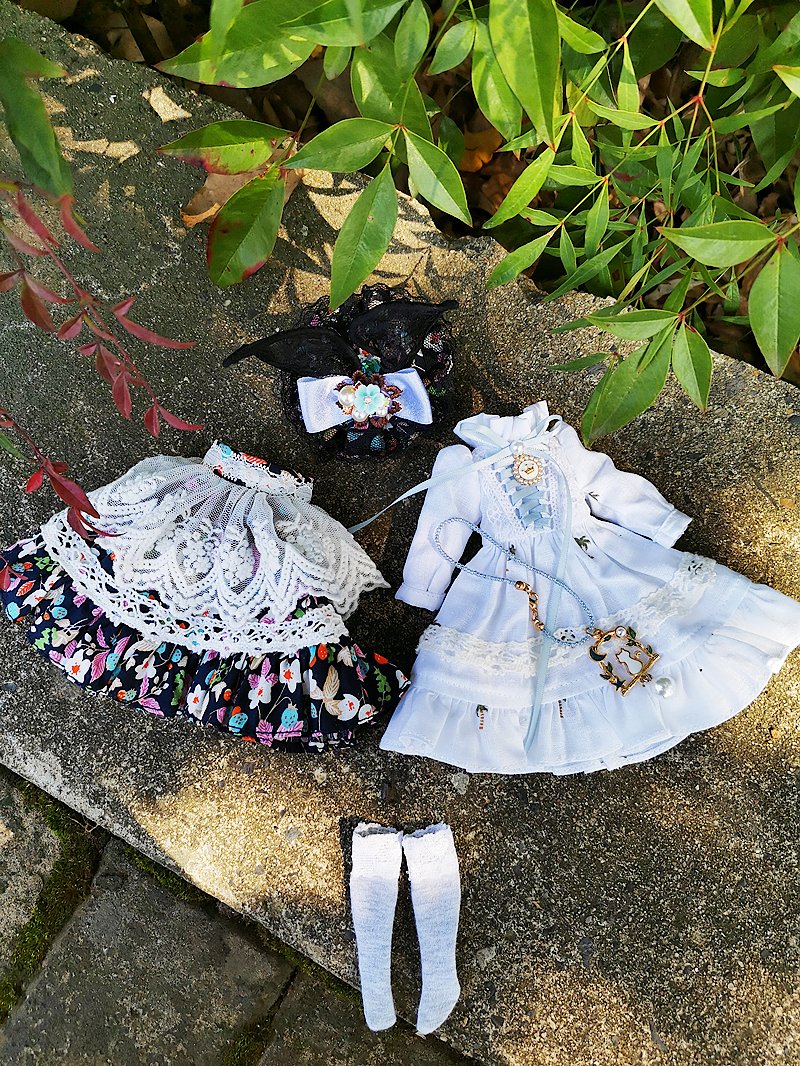 うさぎ耳のお花ドレスが新登場！

セット内容は、ドレス、エプロン、ヘッドドレス、ソックス、ネックレスセットです👗

プロフィールのリンクからショップをご覧ください。

#ドール服 #Blythe #ハンドメイド #ブライス #ブライス好きな人と繋がりたい #ブライス好き