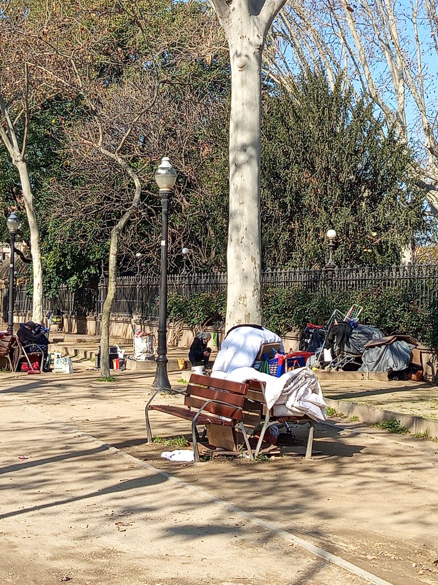 Jorditgn40's tweet photo. A les portes del parc de la Ciutadella, on cada dia hi passen tots els polítics del parlament, hi tenim assentaments de gent malvivint. Us hauria de caure la cara de vergonya. https://t.co/tF93KqZ1hs