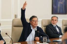 jorgemeastman's tweet photo. La tragicomedia de ministros dirigida por el Presidente será el recuerdo para la historia del derrumbe del proyecto político que llevó a Gustavo Petro al gobierno y el fin de una ilusión que tuvieron muchos colombianos. No fue un chiste. Fue la explicación de un fracaso. https://t.co/P0xTYwFzRS