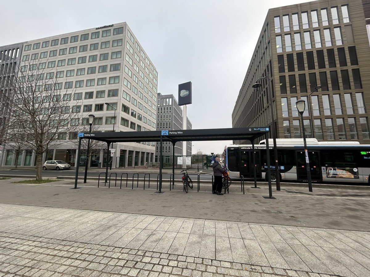 Place du Front populaire, une nouvelle consigne sécurisée #vélo est en chantier 

Elle ouvrira dans qqs semaines comme celle Porte de Paris. Et peu avant celle du métro Pleyel <a href="/Ligne14_RATP/">Ligne 14</a> 

Après place des confluences, ce seront donc 4 consignes ouvertes à un an à Saint-Denis