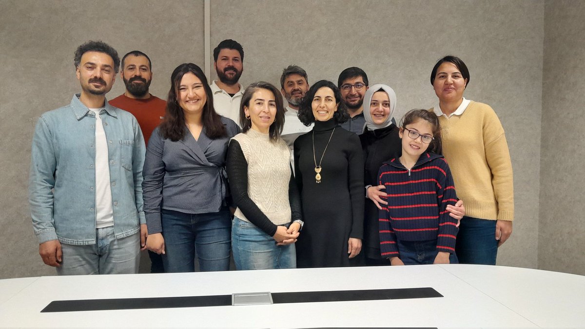 Proje ekibimiz hep beraber ilk toplantısını tamamladı! 
Öncelikle iş paketleri ve projenin fazlarıyla ilgili bilgileri proje yürütücümüz Doç. Dr. Emine Şendurur verdi.Sonra cihazların kurulumu gibi birçok konuyu ekibimizin araştırmacıları anlattı.
#omü #samsun #tübitak