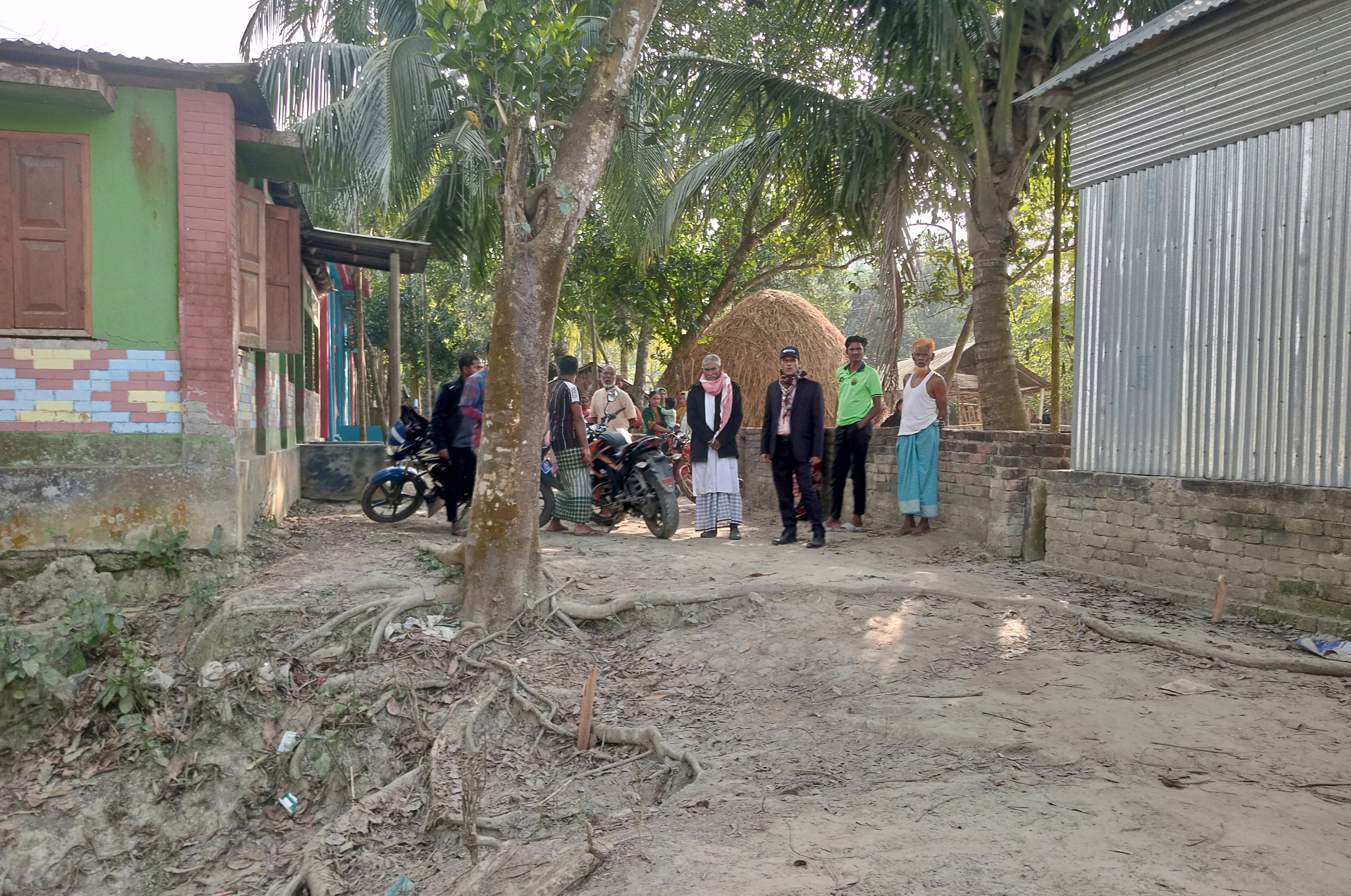 গ্রাম্য সালিশ অমান্য: প্রতিপক্ষকে হয়রানি করতে মিথ্যা অভিযোগ