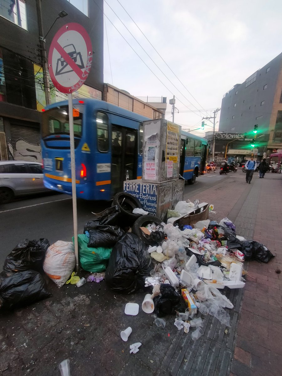 DanielBejarano_'s tweet image. Confirmen que Bogotá está llena de basuras. Envíen fotos para enviar a @CarlosFGalan que no se ha enterado.