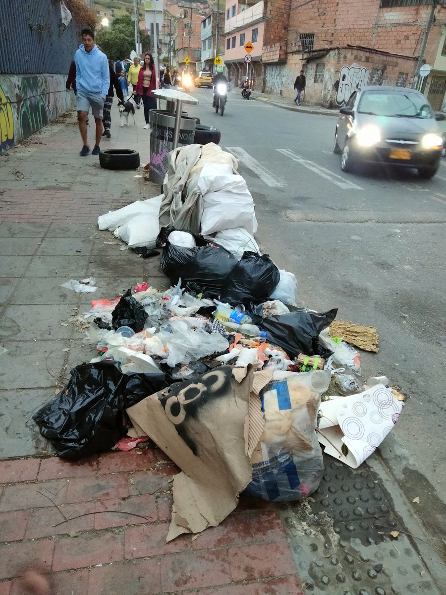 DanielBejarano_'s tweet image. Confirmen que Bogotá está llena de basuras. Envíen fotos para enviar a @CarlosFGalan que no se ha enterado.