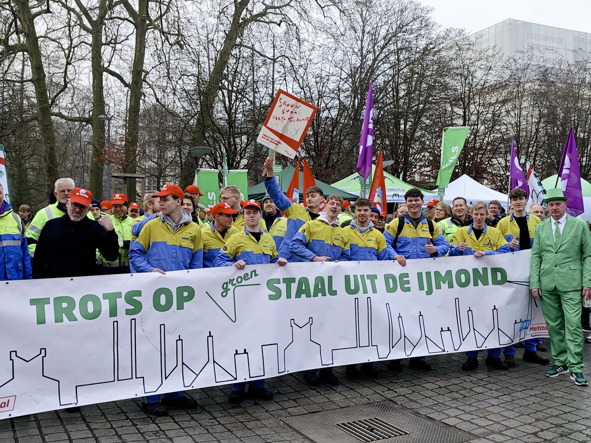 FnvTata's tweet photo. De werknemers en vakbondsleden van @FnvTata vandaag weer ijzersterk aanwezig in Brussel bij de demonstratie van @industriAll_EU
voor het redden en vergroenen van de Europese industrie
@FnvTata @FNV @TataSteelNL @Brigittevdberg @EU_Commission 
#reddeeuropeseindustrie https://t.co/8223IwWAub