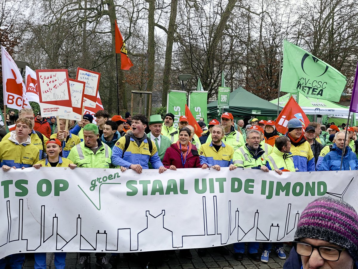 FnvTata's tweet photo. De werknemers en vakbondsleden van @FnvTata vandaag weer ijzersterk aanwezig in Brussel bij de demonstratie van @industriAll_EU
voor het redden en vergroenen van de Europese industrie
@FnvTata @FNV @TataSteelNL @Brigittevdberg @EU_Commission 
#reddeeuropeseindustrie https://t.co/8223IwWAub