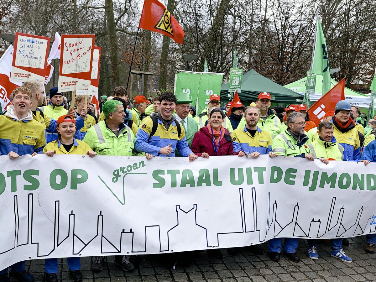 FnvTata's tweet photo. De werknemers en vakbondsleden van @FnvTata vandaag weer ijzersterk aanwezig in Brussel bij de demonstratie van @industriAll_EU
voor het redden en vergroenen van de Europese industrie
@FnvTata @FNV @TataSteelNL @Brigittevdberg @EU_Commission 
#reddeeuropeseindustrie https://t.co/8223IwWAub