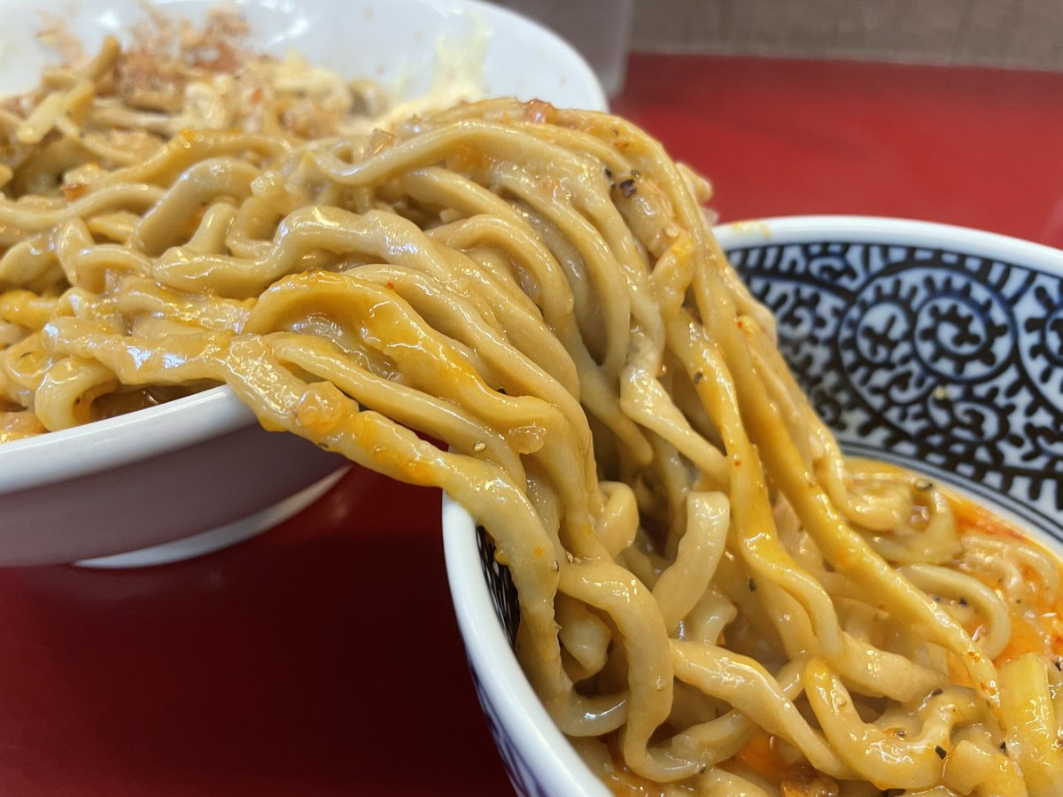 cowabungaJapan's tweet photo. 栃木県真岡市長田
ジラフ
大まぜそば
生卵
13:38カウンター直
13:51着丼13:58ゴチ
熱々な麺を引き出して
甘いアブラとモチモチな麺を口いっぱい
このドンブリがバイブル
マシしてこうぜそのバイブス
#MATCHSTICKSPIT
涼平くん長谷川くん
最高ゴチした
#壁のTシャツが1枚無くなった件 https://t.co/vUXK9A7w0L
