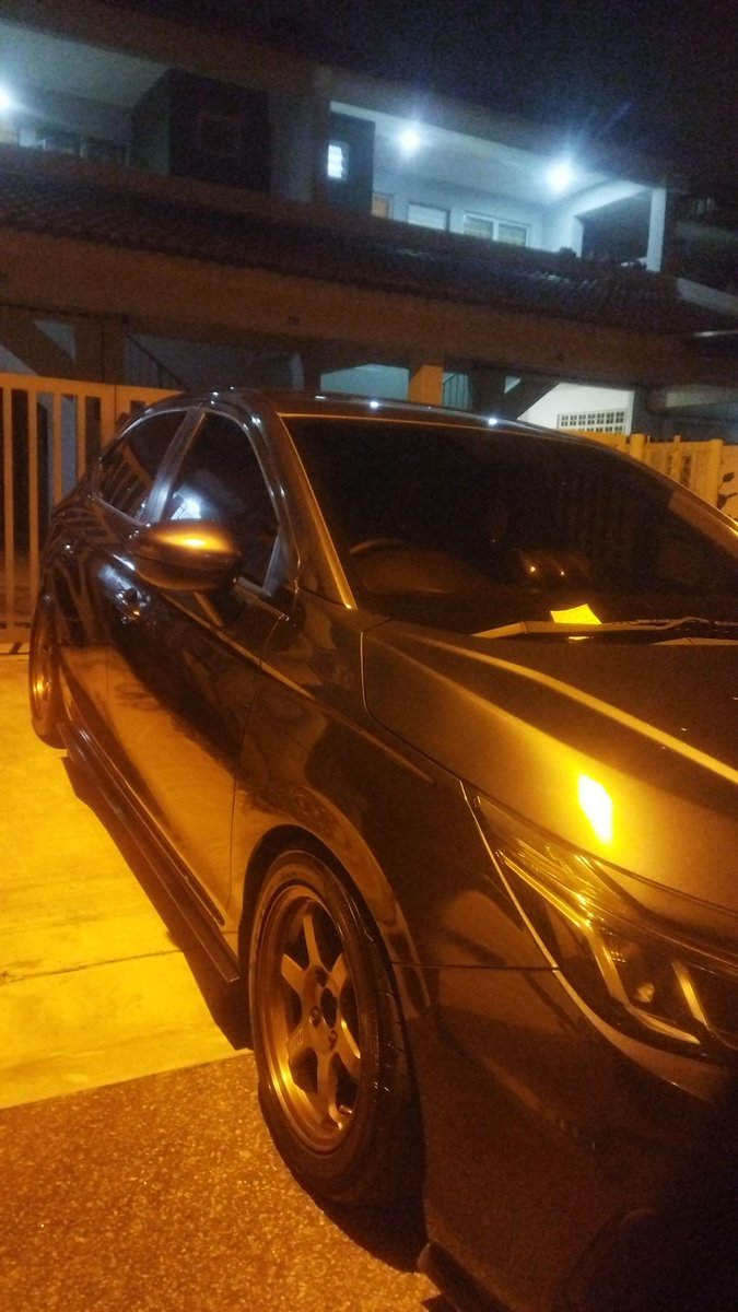 WakJul6's tweet photo. Aku nak tanya la kan, apa pendapat korang terhadap orang yang suka2 park depan rumah kau macam rumah bapak dia, tanpa minta izin kau? Kau pula kena park kat depan kereta dia (kat jalan utama). Tak boleh brain la spesis camni. #aduanrakyat https://t.co/dYjvzGcAYj