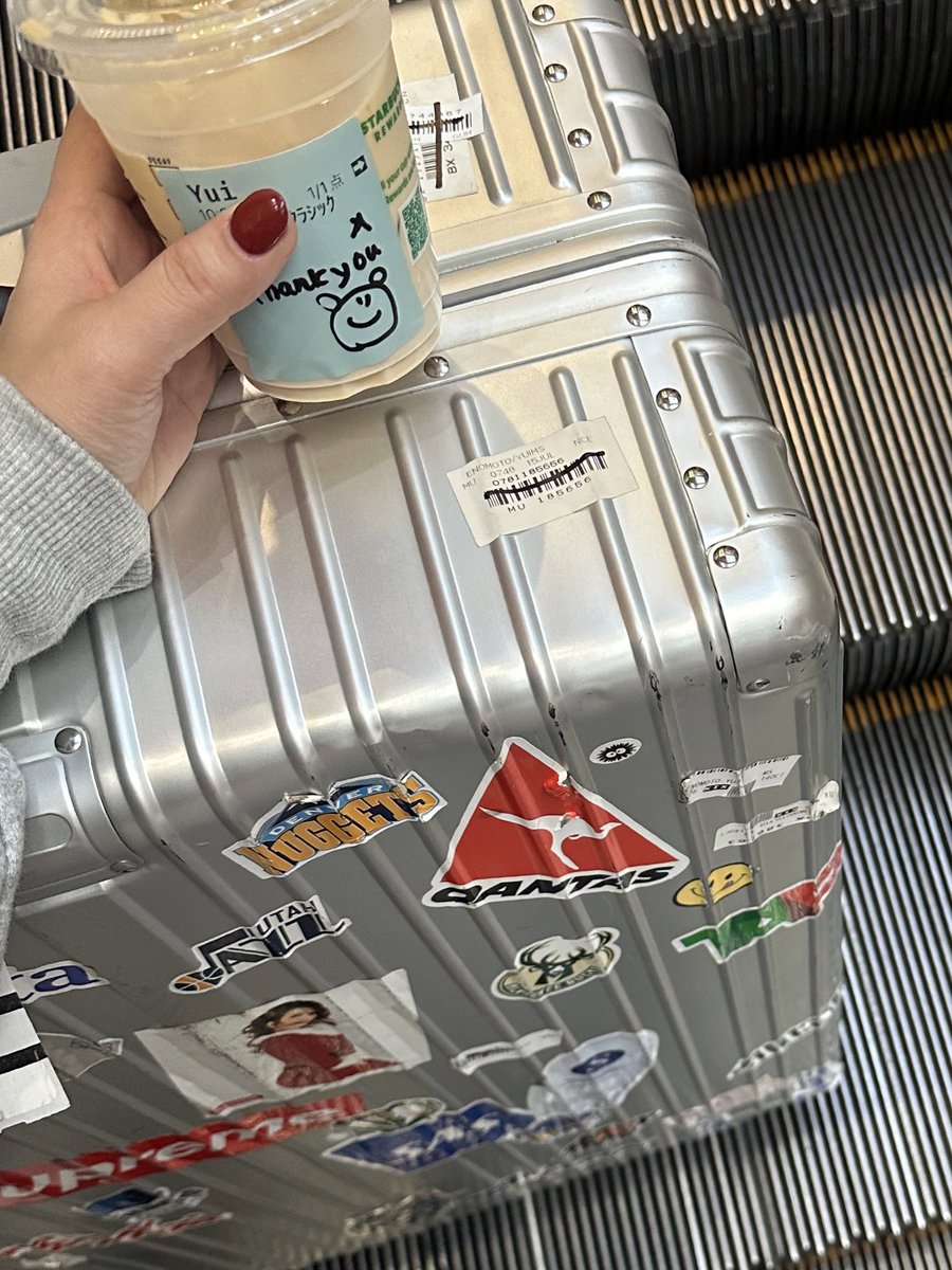 海外出張からの帰り、スーツケースに貼られてるバーコードに全部マジックで線を引かれて、
こんなのはじめて😉💗