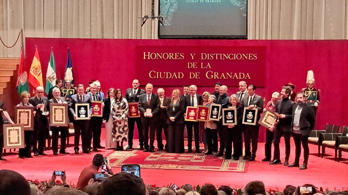 Mediador Seguros GR (@mediadorgranada) on Twitter photo Nuestro presidente <a href="/gsanchezcapilla/">Genaro Sánchez</a> presidente también de <a href="/UPGranada_/">UP Granada</a> representó a nuestro colectivo en el acto de entrega de Honores y Distinciones de la Ciudad de Granada a las diferentes personalidades, colectivos, y empresas premiadas este año. ¡Enhorabuena a todos! Nuestro presidente <a href="/gsanchezcapilla/">Genaro Sánchez</a> presidente también de <a href="/UPGranada_/">UP Granada</a> representó a nuestro colectivo en el acto de entrega de Honores y Distinciones de la Ciudad de Granada a las diferentes personalidades, colectivos, y empresas premiadas este año. ¡Enhorabuena a todos!