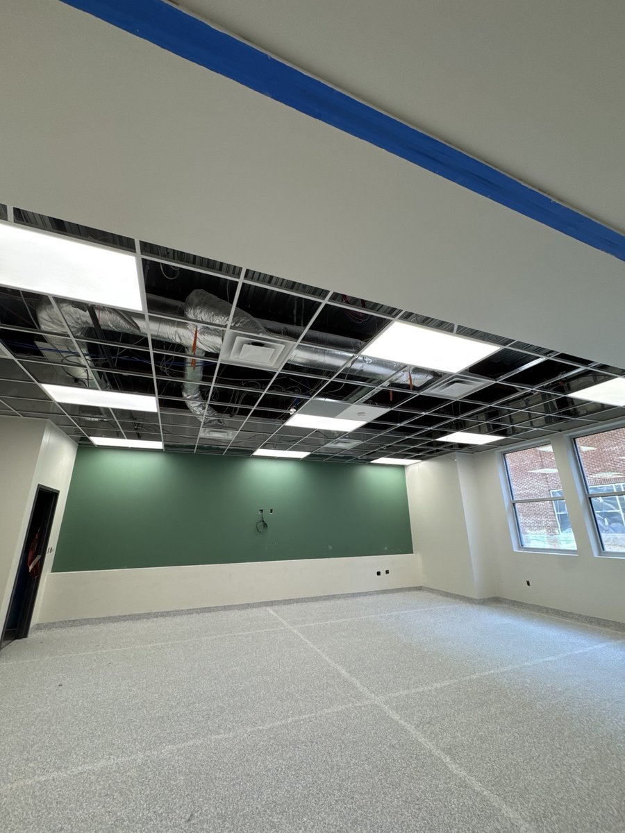 keyconstruction's tweet photo. π§ Exciting progress at the ILTexas AGP HS project! Final grading is underway, and the interior lights are shining brightly. The epoxy flooring is moving along inside, and the millwork is being installed in Wing A classrooms. Kudos to our TEAM for prioritizing quality! #ILTexas https://t.co/2yRF829izp