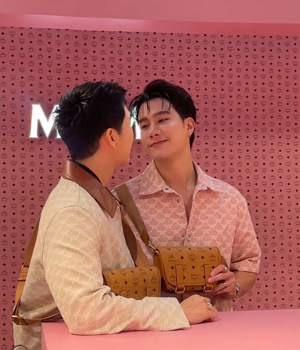 smithhappy95tul's tweet photo. Lovely Visuals Couple Mew&amp;Tul 🥰❤️👍

MCM X MEWTUL

@MCMtweets @mcmthailand 
#MCMSS25SoftPinkxMewTul #MCMThailand 
#MewTul #มิวตุลย์ #MCMSS25SoftPink 
#Tul_Pakorn #ตุลย์ภากร
#MewSuppasit #มิวศุภศิษฏ์ 
@MSuppasit @octotul #IconSiam https://t.co/y9IgnwjAJS