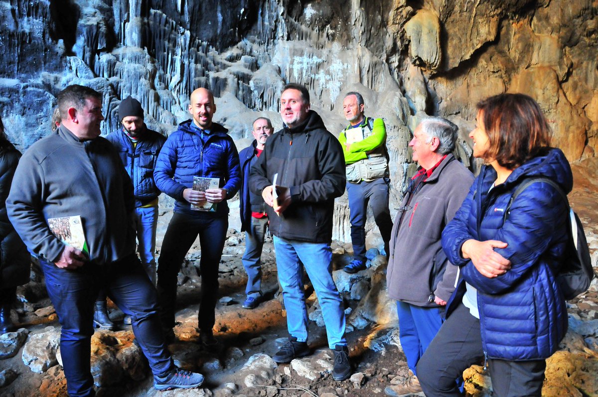 JuntaGranada's tweet photo. El delegado de @MedioAmbAND, @ManuelFGranada, presenta la Guía de Cuevas y Simas del Parque Natural Sierra de Huétor, realizada en colaboración con el Grupo de Espeleólogos Granadinos. Tiene como objetivos la exploración y el disfrute del parque de manera responsable y sostenible https://t.co/xwkNksli4g