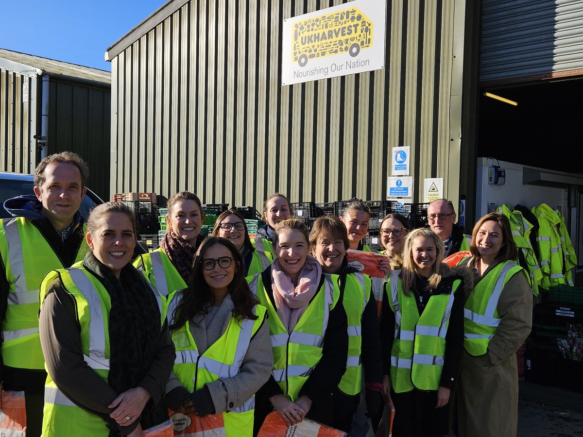 The Edward Cooke Family Law team donned their aprons and worked together to make a positive difference to our local community last week, volunteering with <a href="/UKHarvest/">UKHarvest</a> ecfamilylaw.co.uk/blog/uk-harves… #fooddonation #foodrescue #foodredistribution #communitydining #charity