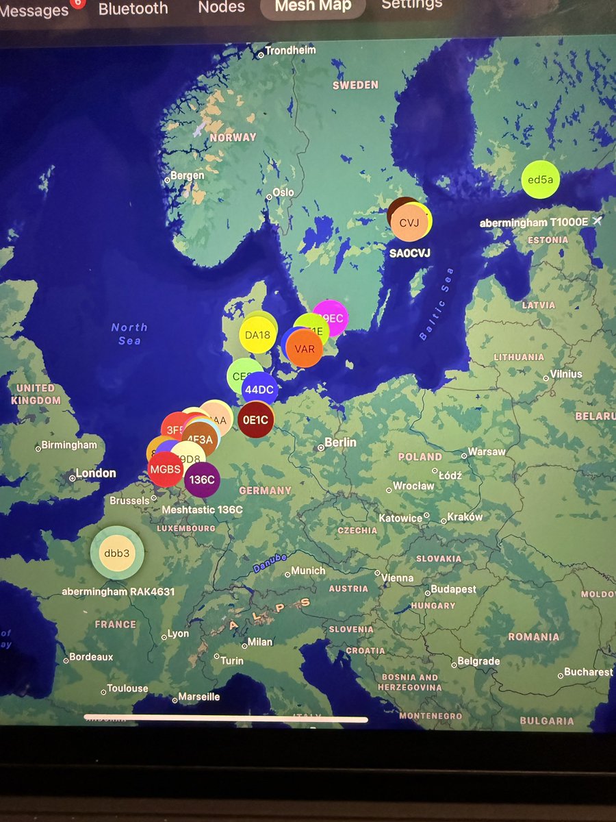 Expérience intéressante hier soir depuis un avion entre Paris et Helsinki avec un T1000-E <a href="/TheMeshtastic/">Meshtastic</a> avec mon e-mail en nom de station. Plus de 150 stations reçues, 80 contacts radio, 200 e-mails. Impressionnant cette techno et la communauté autour 🤩