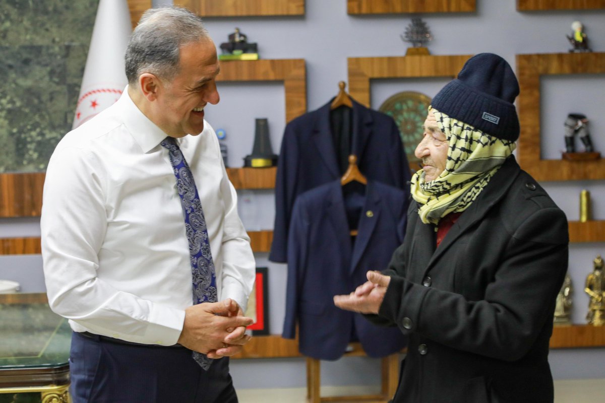 ahusta07's tweet photo. Muş Varto doğumlu,  Mehmet Hadin Tanrıverdi Amca.  Yemsüt A. Ş. Genel Kurul Üyesi. Hayatta tavanı da görmüş tabanı da.  Kendine özgü Giyim kuşam, yılların yaşanmışlıklarıyla edinilmiş engin tecrübe. Bizim sayfalarla anlattığımızı 2 cümleyle, küçük bir hikayeyle  özetleyen ifade kabiliyeti. Ziyaretime  gelerek beni onurlandırdı. Etrafımızda bu tür insanlar olmalı. Kıymetini bilmediğimiz birer hazine aslında farkında olabilirsek. Her sohbetimizde kendisinden bir şeyler öğreniyorum.  Böylesine değerli bir büyüğümüzü ağırlamaktan büyük mutluluk duydum. Kendisine sağlıklı ve huzur dolu bir ömür diliyorum.