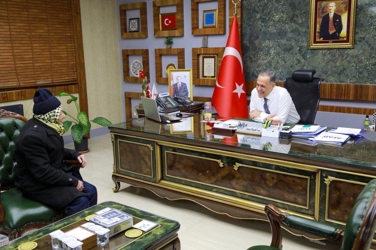 ahusta07's tweet photo. Muş Varto doğumlu,  Mehmet Hadin Tanrıverdi Amca.  Yemsüt A. Ş. Genel Kurul Üyesi. Hayatta tavanı da görmüş tabanı da.  Kendine özgü Giyim kuşam, yılların yaşanmışlıklarıyla edinilmiş engin tecrübe. Bizim sayfalarla anlattığımızı 2 cümleyle, küçük bir hikayeyle  özetleyen ifade kabiliyeti. Ziyaretime  gelerek beni onurlandırdı. Etrafımızda bu tür insanlar olmalı. Kıymetini bilmediğimiz birer hazine aslında farkında olabilirsek. Her sohbetimizde kendisinden bir şeyler öğreniyorum.  Böylesine değerli bir büyüğümüzü ağırlamaktan büyük mutluluk duydum. Kendisine sağlıklı ve huzur dolu bir ömür diliyorum.