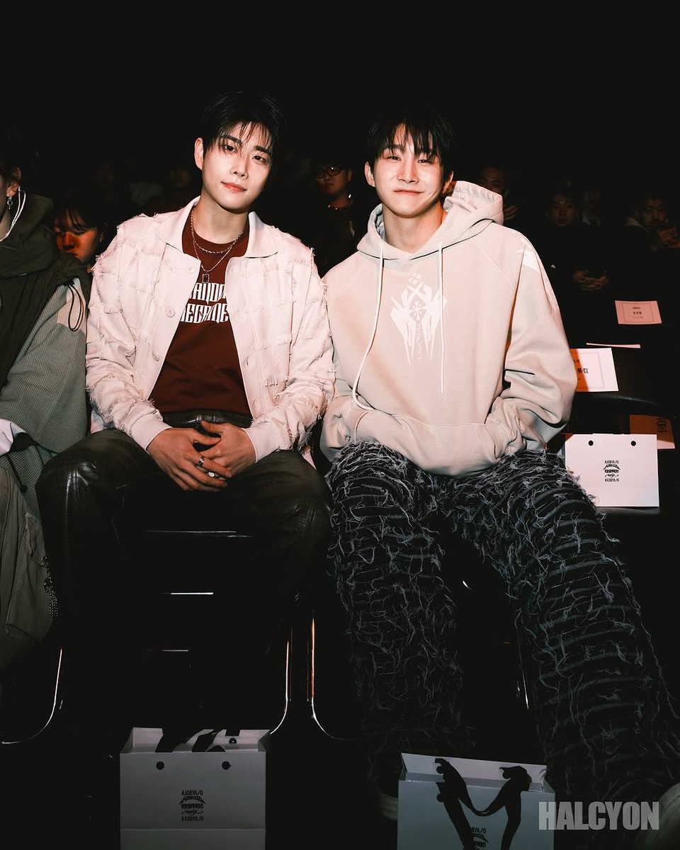 ar0hahwaiting01's tweet photo. 250205 halcyon magazine instagram photos with MJ &amp; Jinjin 
#엠제이 #진진 #아스트로 #ASTRO https://t.co/4Qp7kN9ER0