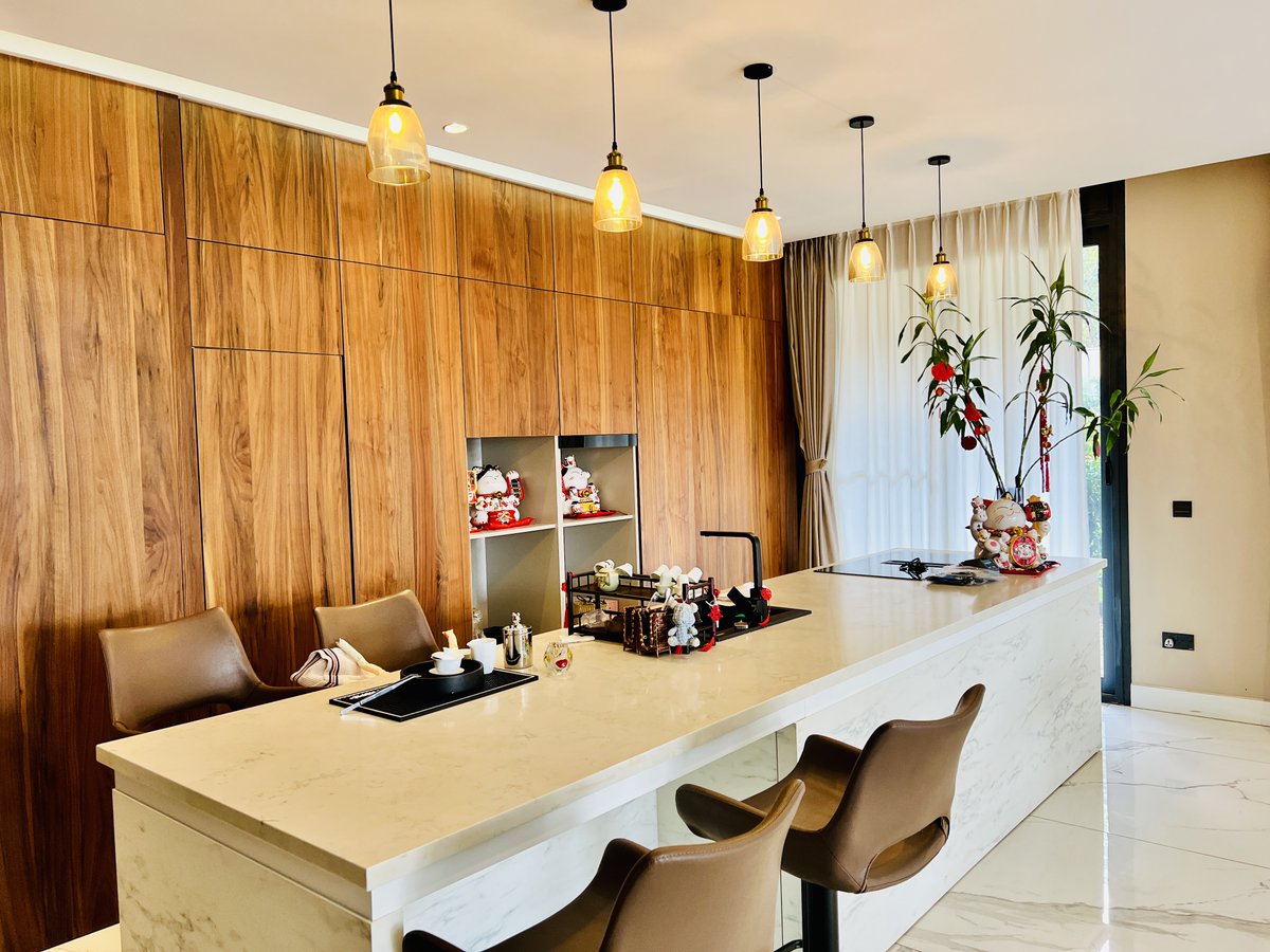 knightfrankug's tweet image. #BookAViewing: Discover an exceptional three-bedroom apartment for rent at No. 6 Kololo, located in the prestigious heart of Kampala. Nestled along Upper Kololo Terrace Road, this exclusive residence offers a seamless blend of modern luxury, comfort, and convenience.

Designed