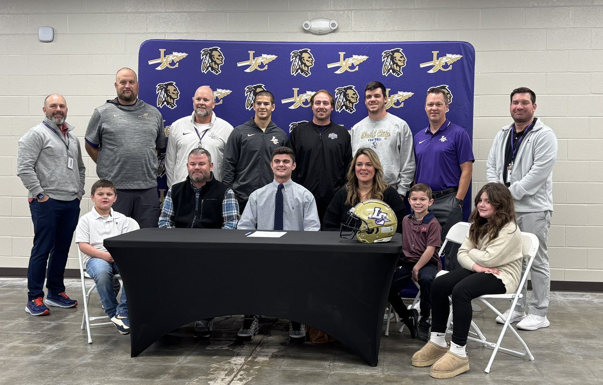 Congratulations to Trent Mobley for signing with <a href="/BerryFootball/">Berry Football</a>. The Vikings get a great player and an even better person. #HWPO