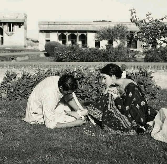 प्रेम मे पुरुषो का ह्रदय एक नवजात शिशु जैसा होता है,
जो अक्सर अपनी पसंदीदा स्त्री मे ही उलझा रहता है..❤️🌻