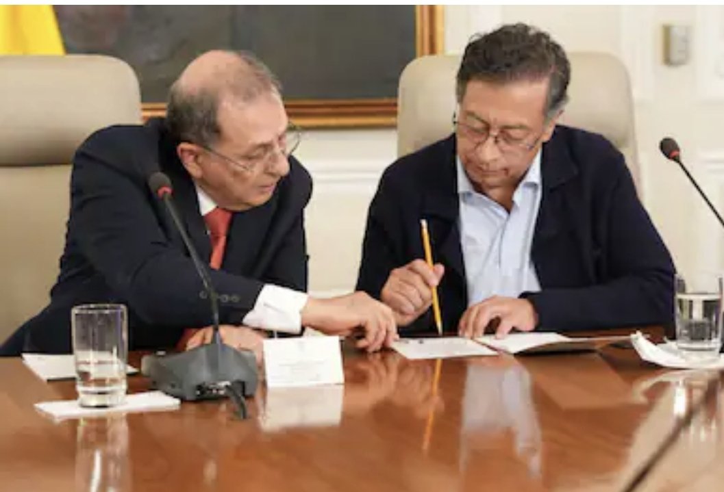 Harol Martinez Nieto (@harolnieto) on Twitter photo Este #FelizMiércoles, el presidente Gustavo Petro (<a href="/petrogustavo/">Gustavo Petro</a>) está arruinando el sueño de millones de colombianos al mantener en el gobierno a un HAMPÓN como Armando Benedetti (<a href="/AABenedetti/">Armando Benedetti</a>).
“No puedo estar más en el Dapre”: Jorge Rojas renunció al gobierno de Petro.
Se Este #FelizMiércoles, el presidente Gustavo Petro (<a href="/petrogustavo/">Gustavo Petro</a>) está arruinando el sueño de millones de colombianos al mantener en el gobierno a un HAMPÓN como Armando Benedetti (<a href="/AABenedetti/">Armando Benedetti</a>).
“No puedo estar más en el Dapre”: Jorge Rojas renunció al gobierno de Petro.
Se