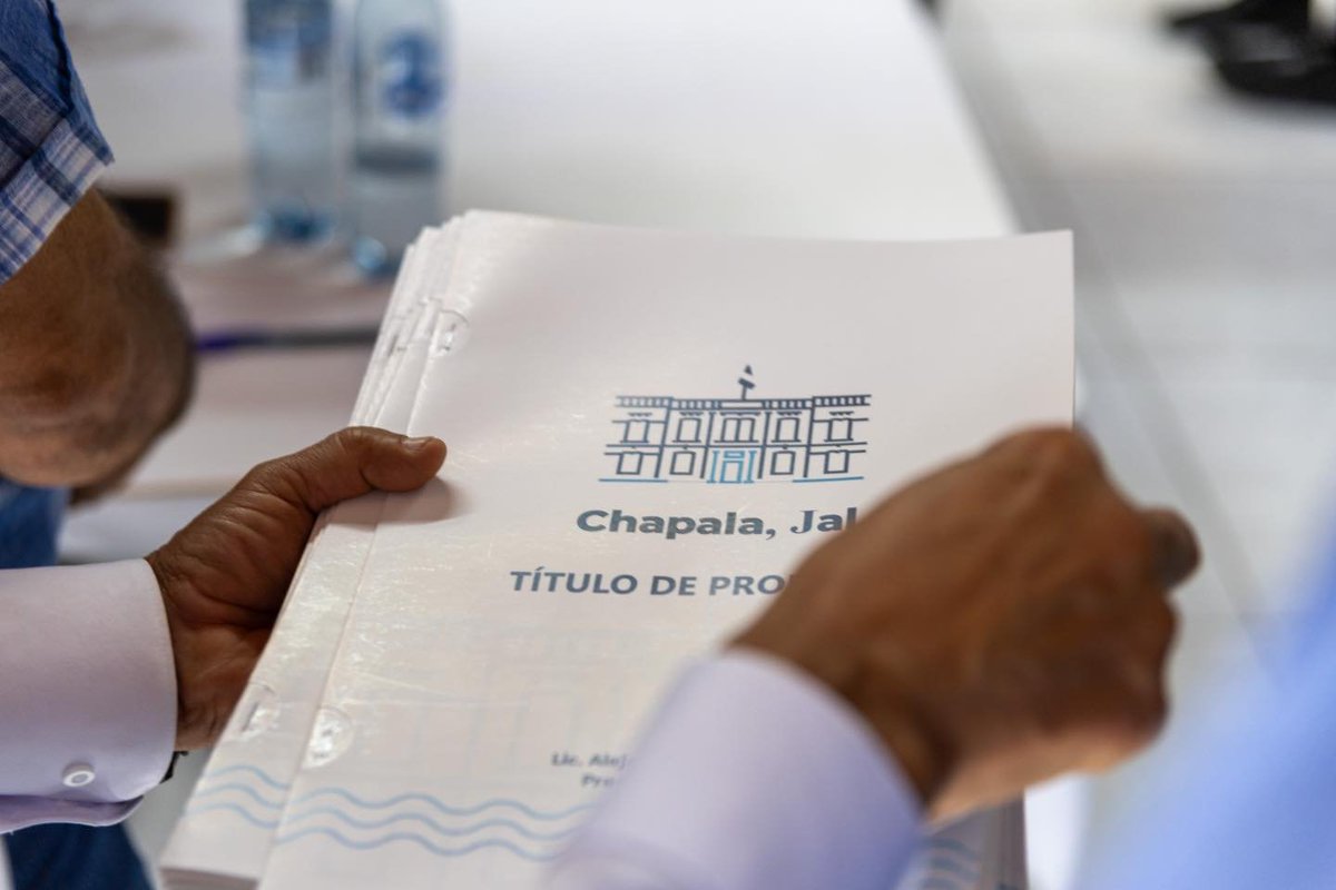 El Procurador de Desarrollo Urbano, Dr. Noé Saúl Ramos García, acompañó al Presidente Municipal de Chapala, Alejandro Aguirre, a la entrega de 43 Títulos de Propiedad. 
¡Seguimos trabajando! 
<a href="/AlejandroA_C/">Alejandro Aguirre Curiel</a> <a href="/GobChapalaJal/">Gobierno de Chapala</a>