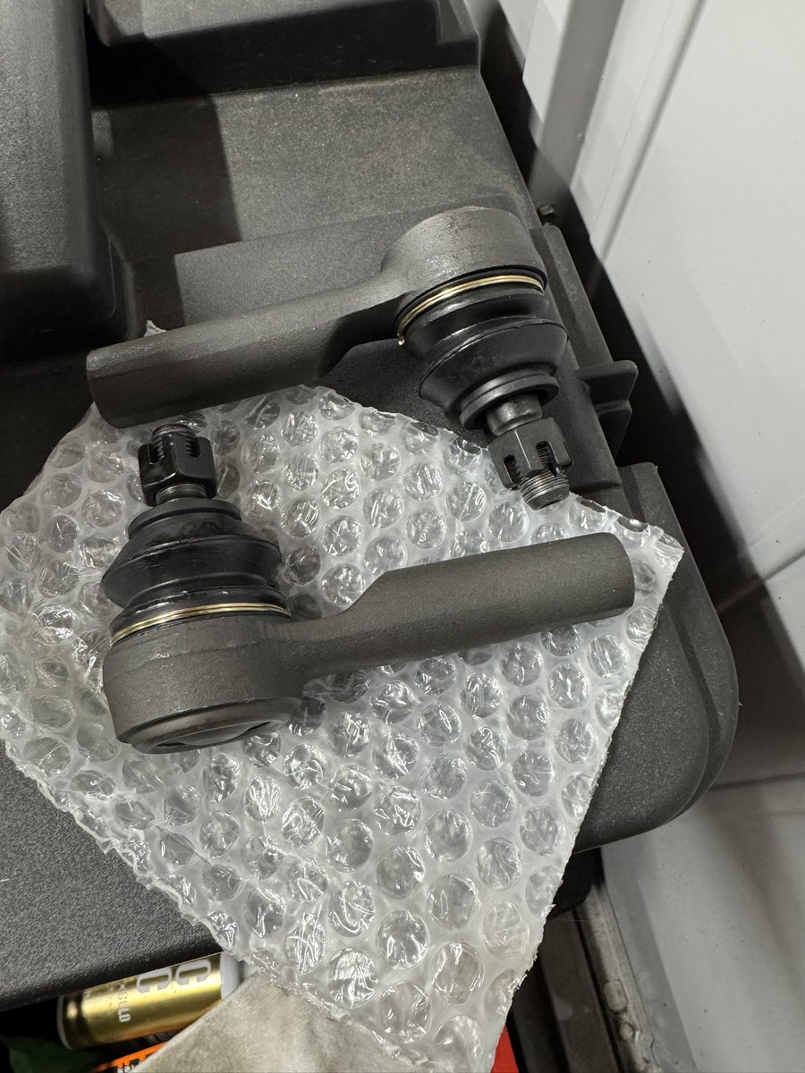 freakout7652's tweet photo. 売り
S13用D-MAXタイロッドエンド新品 5000円

180用ABSなしブレーキマスター、2年くらい前にオーバーホールしてます　1万円

GKテック 日産車用偏心ウレタンブッシュ新品 12000円

GKコーポレーションボンネットダンパー、たぶん完品、ステッカー剥がれ及び傷あり5000円 https://t.co/dtVM28Y37s