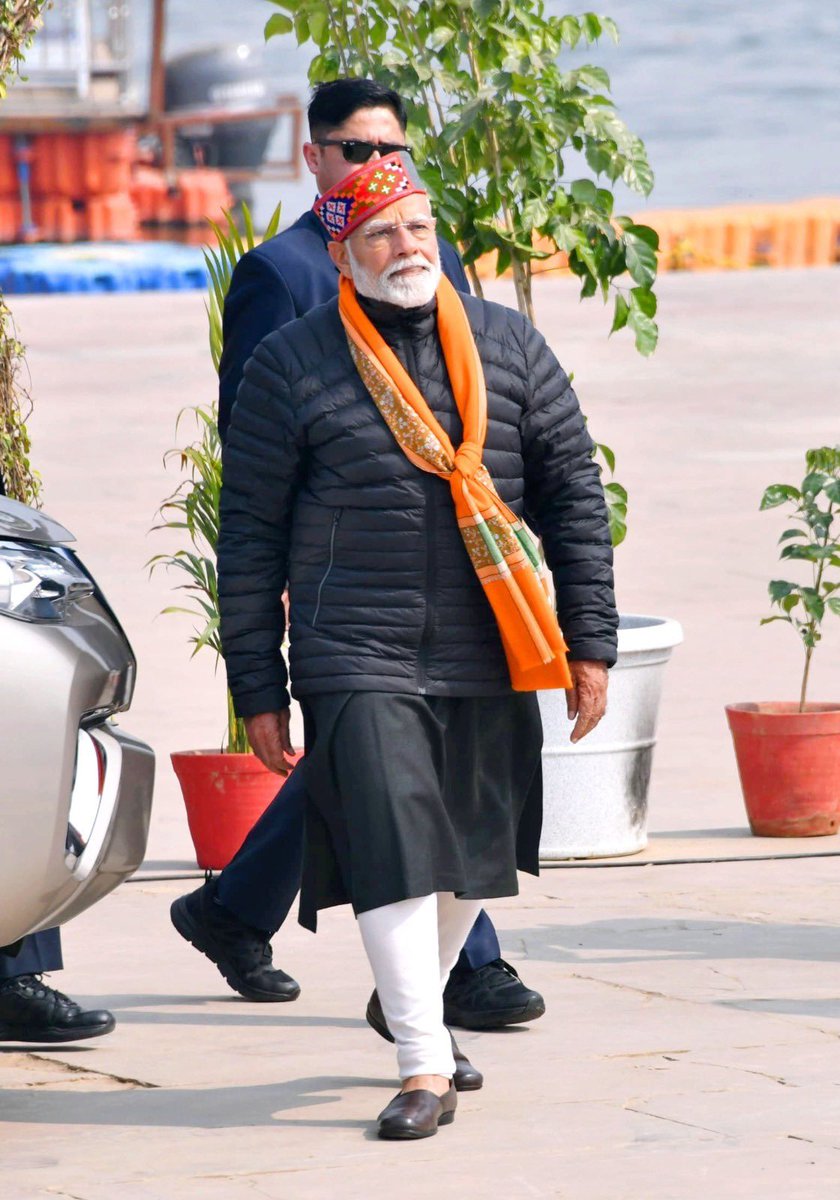 ArvindSinghUp's tweet photo. #MahakumbhUpdate
राष्ट्रनायक श्री नरेंद्र मोदी ने #महाकुंभ में डुबकी लगाने के लिए वोटिंग का दिन नहीं बल्कि गुप्त नवरात्रि की अष्टमी का दिन चुना है ।
2019 #अर्धकुंभ में भी उन्होंने गुप्त नवरात्रि की अष्टमी पर ही संगम पर स्नान किया था.
उनके लिए कोई VIP रूट डायवर्सन नहीं हुआ, ना ही वो मेला क्षेत्र में आए।
◾️वो दिल्ली से प्रयागराज एयरपोर्ट पहुचे,
◾️ एयरपोर्ट से हेलीकॉप्टर से अरैल में बने DPS स्कूल के हेलिपैड पहुचे।
◾️ DPS स्कूल से अरैल घाट कार से
◾️ अरैल घाट से त्रिवेणी संगम तक स्टीमर से.
उन्होंने त्रिवेणी की धारा में खड़े होकर रुद्राक्ष की माला से 108 मंत्रों का जाप भी किया।
करीब 8 मिनट तक गंगा पूजन के पश्चात उन्होंने षोडशोपचार पूजन का अनुष्ठान किया।
उन्होंने स्नान भगवा वस्त्र पहन हुए थे और विशेष अनुष्ठान काले कपड़े पहनकर किया।
उन्होंने अपनी प्रार्थना में भारत की समृद्धि, विश्व शांति, मानव कल्याण और महाकुंभ के बचे हुए तीन हफ्ते कुशल संपन्न होने की कामना की।