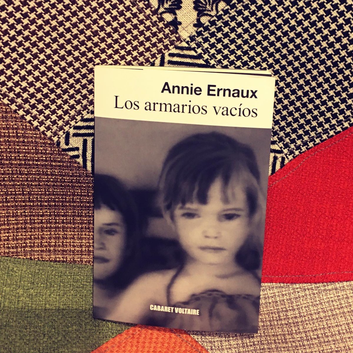 Paula Gonzalo 📚✍️ (@paula_g) on Twitter photo 📚✨ #Losarmariosvacíos de #AnnieErnaux: 
📖«No es cierto, no nací con ese odio, no los deteste siempre, a mis padres, a los clientes, la tienda... a los otros, los cultivados, los profesores, los como dios manda, también los odio ahora». <a href="/Edit_Cabaret/">Editorial Cabaret Voltaire</a> #leer 📚✨ #Losarmariosvacíos de #AnnieErnaux: 
📖«No es cierto, no nací con ese odio, no los deteste siempre, a mis padres, a los clientes, la tienda... a los otros, los cultivados, los profesores, los como dios manda, también los odio ahora». <a href="/Edit_Cabaret/">Editorial Cabaret Voltaire</a> #leer
