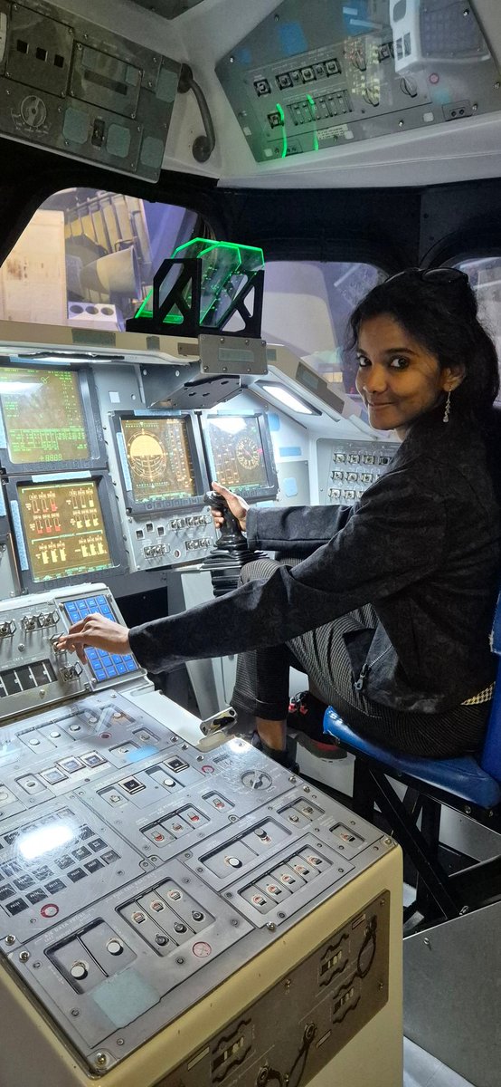 PriShini134's tweet image. Intha space lam vendam.. Nan actual Space ke poren fraands🏃🏃
#spaceshuttle