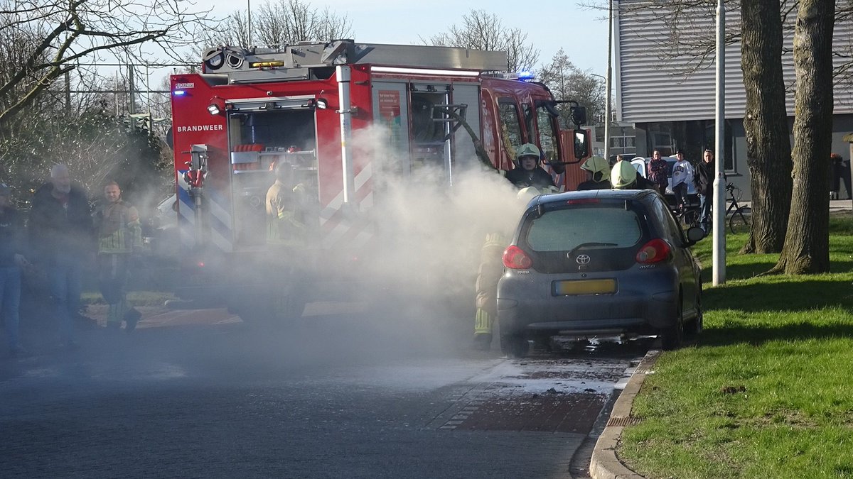 Brand beschadigt auto in Dokkum