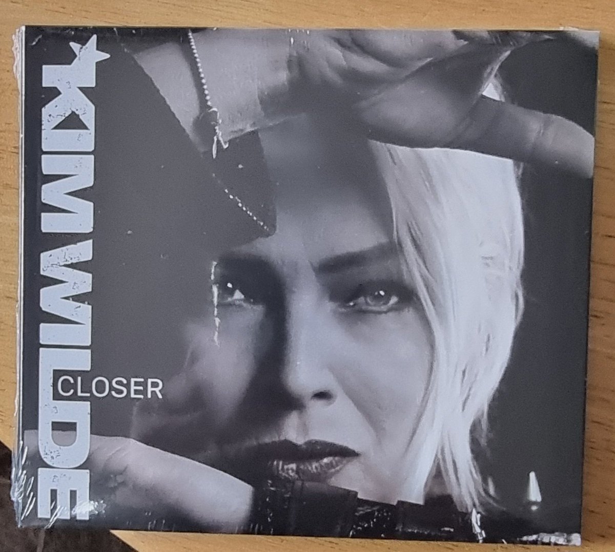 IainTheGooner's tweet photo. @kimwilde @Wildericky @scarlettwilde This little beauty has just arrived 🎤🥁🎸 All whats bad with the country has temporarily been forgotten #closer https://t.co/3Uxvs6vDgL