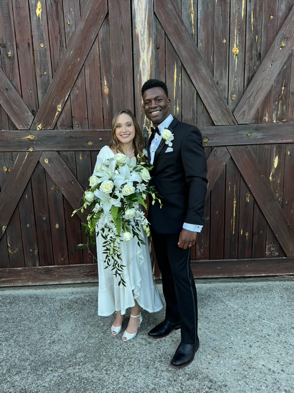 tiffanyroseuk's tweet image. Celebrating Love this #weddingwednesday 💗

@ashandoakweddings barn in Indianapolis hosted this beautiful couple who recently married.

What a beautiful bouquet! 💐

#bride #happycouple #letsgetmarried #realbride