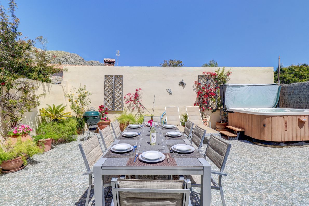 parasolproperty's tweet photo. We have just opened up the 2025 calender.  Do not delay booking this fabulous property at the end of the Pinewalk.  Sleeps 8.  https://t.co/hqNbusnlZl https://t.co/HkfVKG8I4n