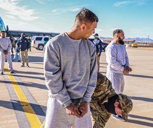🛬⛓️ El gobierno de Estados Unidos publicó este martes las primeras imágenes de migrantes trasladados a la Base Naval de Guantánamo, en Cuba, como parte de la política migratoria implementada por el presidente Donald Trump.

cubadebate.cu/noticias/2025/…