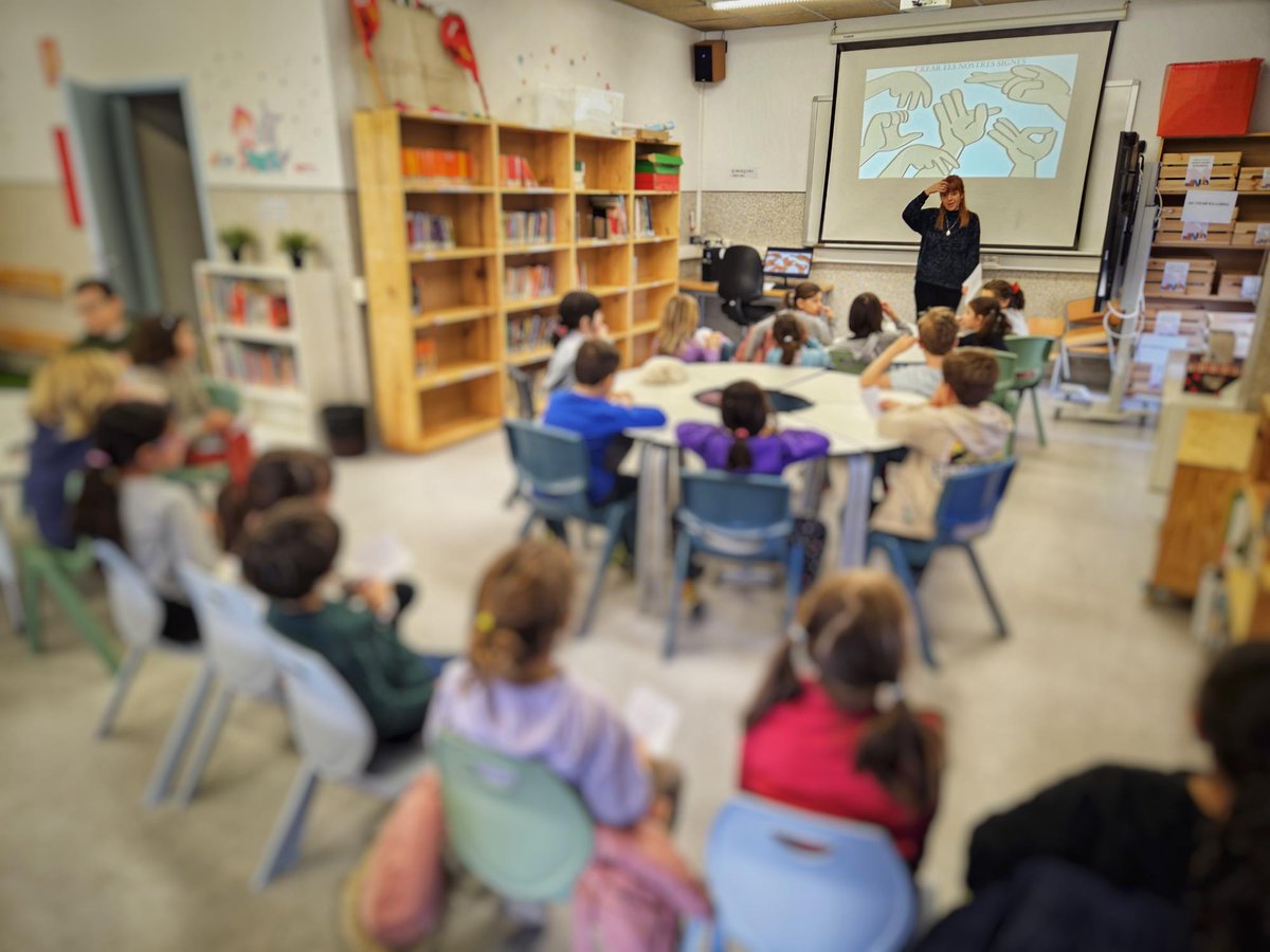 Paidos (@paidoscat) on Twitter photo Avui i durant el temps de migdia a l'<a href="/eciutatdalba/">Escola Ciutat D´Alba</a> hem iniciat la proposta de tallers/monogràfics que neix del #ConselldInfants del primer trimestre. Ens hem estrenat amb el taller de llenguatge de signes amb els grups de primària! #migdiesciutatdalba Avui i durant el temps de migdia a l'<a href="/eciutatdalba/">Escola Ciutat D´Alba</a> hem iniciat la proposta de tallers/monogràfics que neix del #ConselldInfants del primer trimestre. Ens hem estrenat amb el taller de llenguatge de signes amb els grups de primària! #migdiesciutatdalba