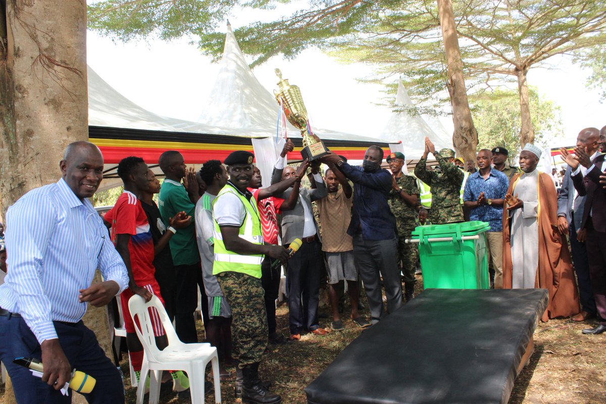 LyantondeLocal's tweet image. Gen. Muhoozi presents trophy to Lyantonde TC, praising the community for a thrilling football match that fostered unity and camaraderie between the locals and UPDF. Sports: a powerful tool for building bridges and strengthening community bonds! #UPDF #SportsForUnity