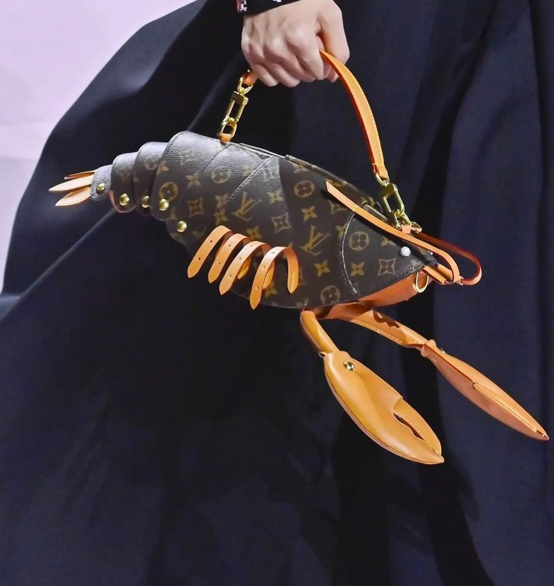wallstwolverine's tweet photo. Louis Vuitton lanza un bolso con forma de langosta: https://t.co/Mh3nXo3rmm