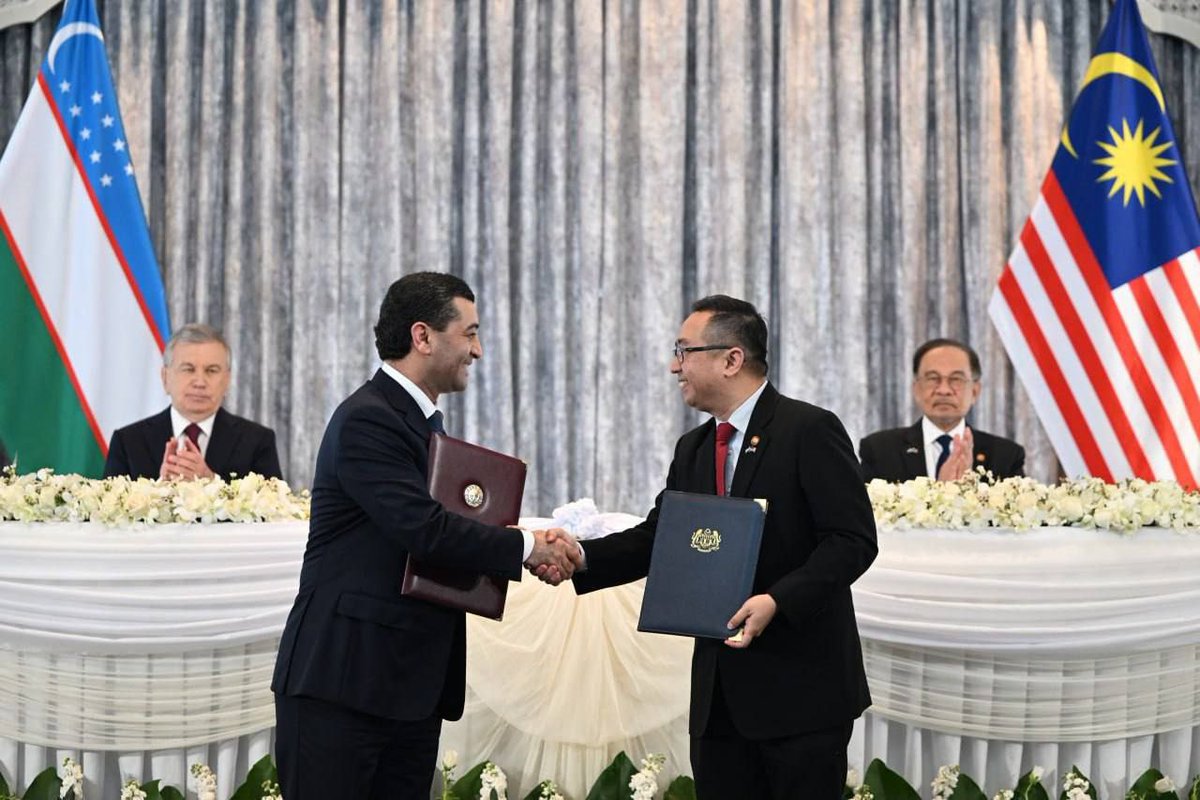 Following the results of the negotiations in #KualaLumpur, @President_Uz H.E. Shavkat Mirziyoyev and His Excellency the Prime Minister of #Malaysia H.E. @AnwarIbrahim signed a Joint Statement on deepening bilateral cooperation towards a strategic partnership. During the visit,