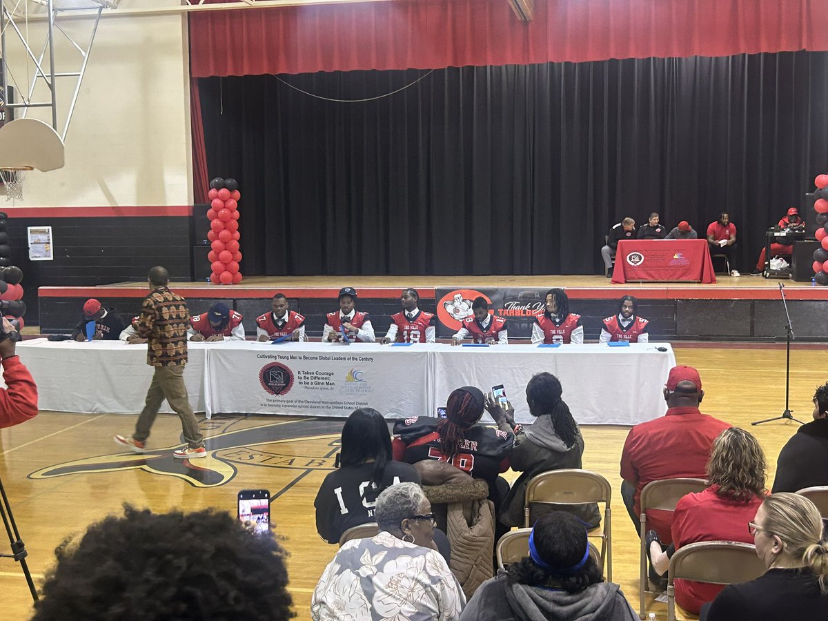 Proud of all my seniors who singed today love yall boys ❤️