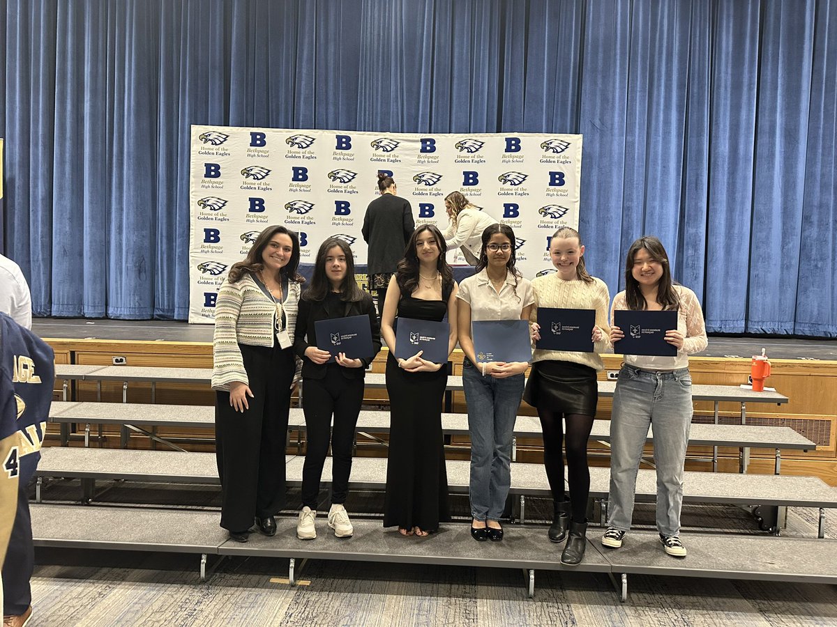 🎉 Congrats to our outstanding students inducted into the Société Honoraire de Français! Your dedication and success in mastering the French language are truly inspiring! Je suis fière de vous ! 👏🏼 🇫🇷✨ #FrenchHonorSociety #LanguageAchievement
