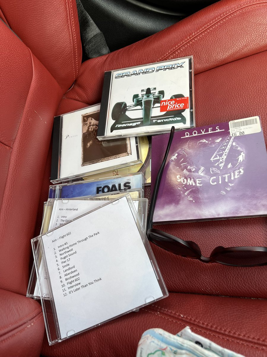 MikeFoy4's tweet photo. Arrived in Brighton on time despite a 45 minute traffic jam on my doorstep! Tunes helped!✊ Sad day ahead though!😔 https://t.co/0qk81RBV05