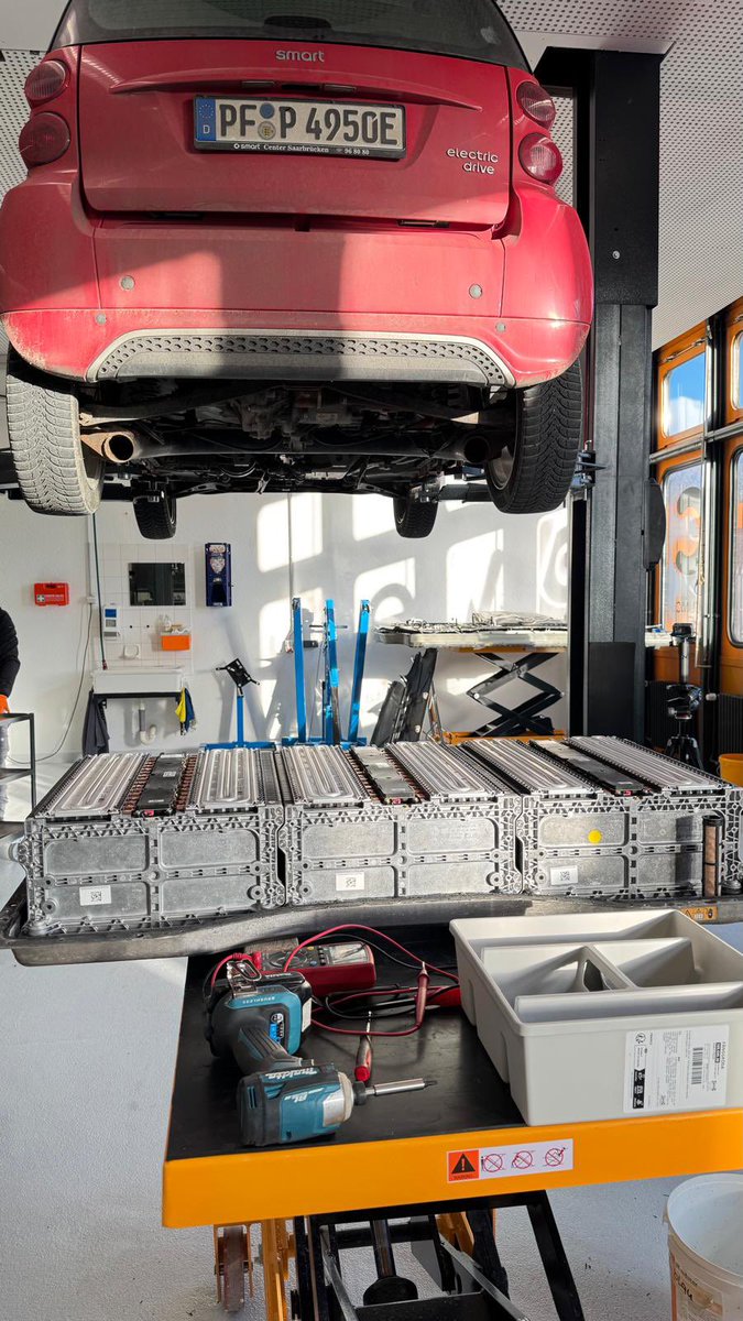 evclinic's tweet photo. BERLIN - Smart 451ED Battery Repair
🇺🇸One great beginning with one great story—because the electric Smart 451 is not just a car; it is an emotion, and especially this one from Moritz, which has 300,000 km.

When we decided that EV Clinic should be in Germany too, few people knew that it was mainly driven by a mission to help Smart 451ED and 453EW owners so they wouldn’t have to tow their vehicles all the way to Zagreb… it wasn’t sustainable.

Now, we are really happy—REALLY happy—that Smart owners, in particular, can keep their vehicles on the road with an affordable EV Clinic alternative.

EVC Battery repair : 800€
OEM: 8000€

🇩🇪Ein großartiger Anfang mit einer großartigen Geschichte – denn der elektrische Smart 451 ist nicht nur ein Auto, er ist ein Gefühl. Besonders dieses Exemplar von Moritz mit 300.000 km.

Als wir entschieden, dass EV Clinic auch in Deutschland sein sollte, wussten nur wenige, dass dies vor allem von der Mission getrieben war, Smart 451ED- und 453EW-Besitzern zu helfen, damit sie ihre Fahrzeuge nicht mehr den ganzen Weg nach Zagreb schleppen müssen … das war nicht nachhaltig.

Jetzt sind wir wirklich glücklich – WIRKLICH glücklich – dass insbesondere Smart-Besitzer ihre Fahrzeuge mit einer erschwinglichen EV Clinic-Alternative auf der Straße halten können.

EVC akku reparatur : 800€
OEM: 8000€

https://t.co/1VCQ54SISR