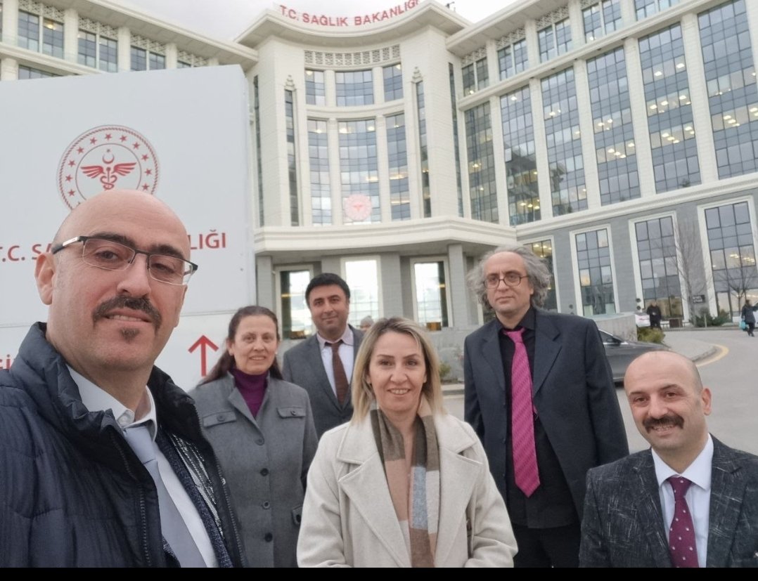 Sayın bakanımız <a href="/drmemisoglu/">Prof. Dr. Kemal Memişoğlu</a> derneğimizi makamında 05.02.2025 tarihinde saat 20.00'de kabul ederek sorun ve çözüm önerilerimizi dinledi...
Kendisine nezaketi ve kamu diş hekimlerini dinlemesi nedeniyle teşekkür ederiz...
<a href="/saglikbakanligi/">T.C. Sağlık Bakanlığı</a>
#HepBeraberBirArada