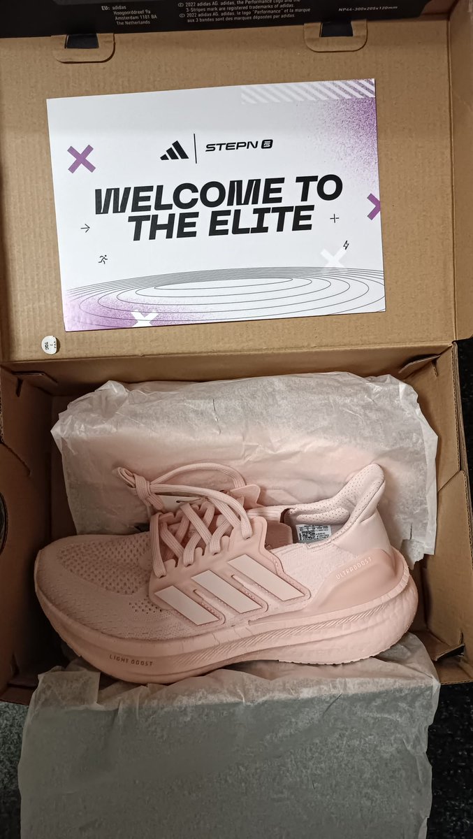 Ds5Sousa's tweet image. My special moment from the @stepnGO x @adidas collab has finally arrived, and as i said, it's a beautiful gift for my wife, she deserves it, thanks @stepnofficial for this beauty.

I'm really, really happy 🙏

#StepnGOxadidas #Stepn #StepnGO